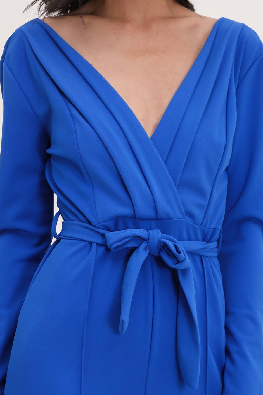 Jumpsuit mit V-Ausschnitt und Gürtel